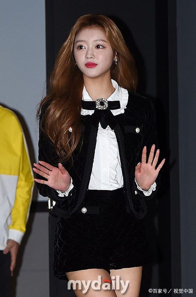 试映,韩国美女歌手yooa刘智嫒亮相活动现场,身穿黑色超短裙大秀美腿